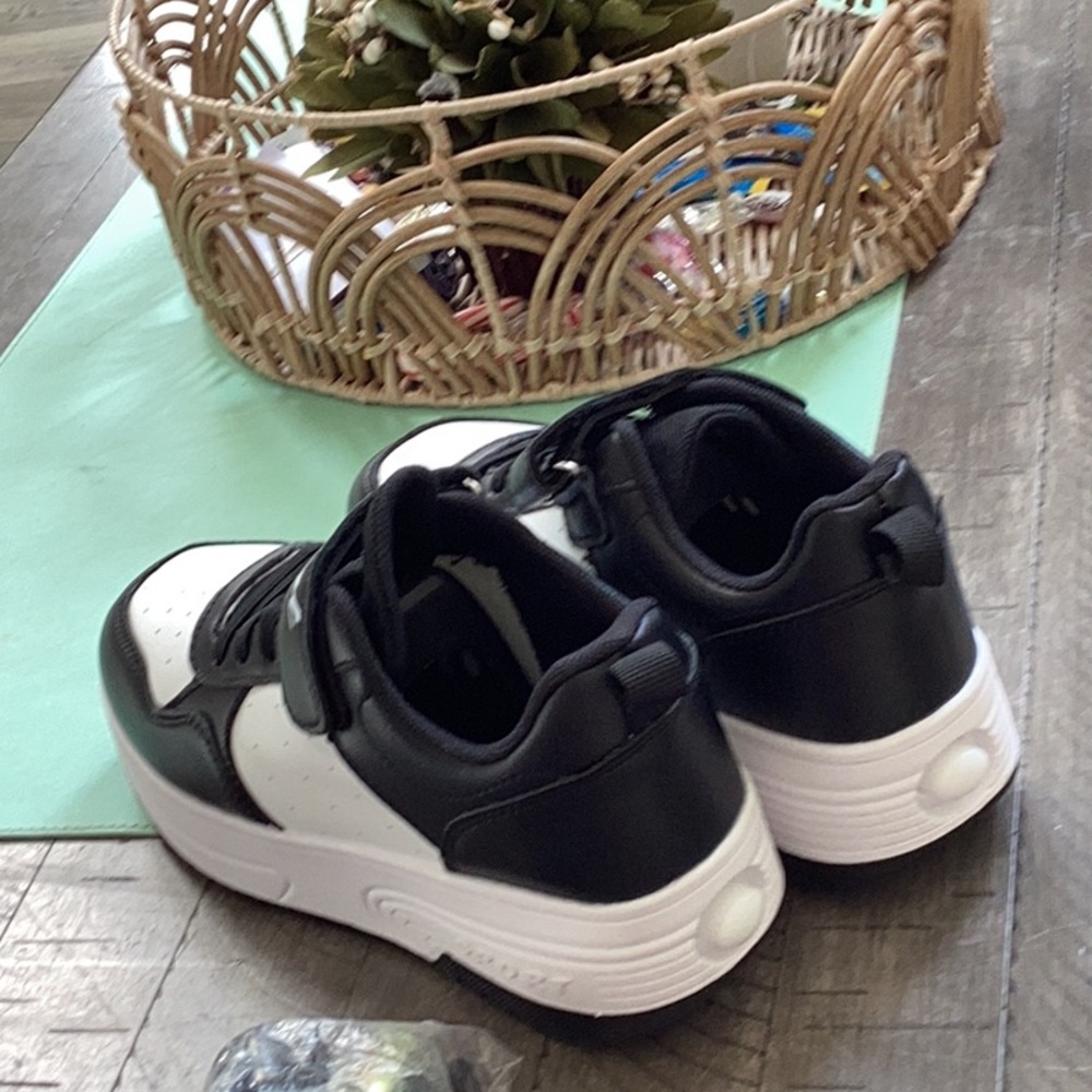 Black and White Low-Top skate board sneakers for Everyday Comfort